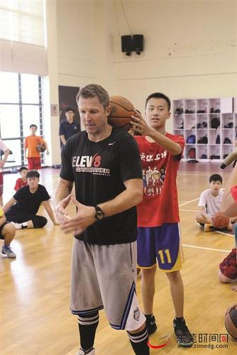 加农贝克为什么不进nba？加农贝克过人？
