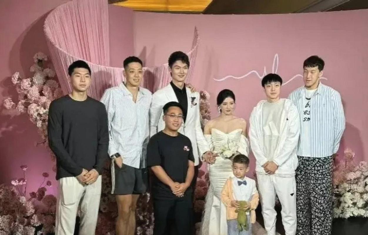 王哲林赤脚身高，王哲林的脚？